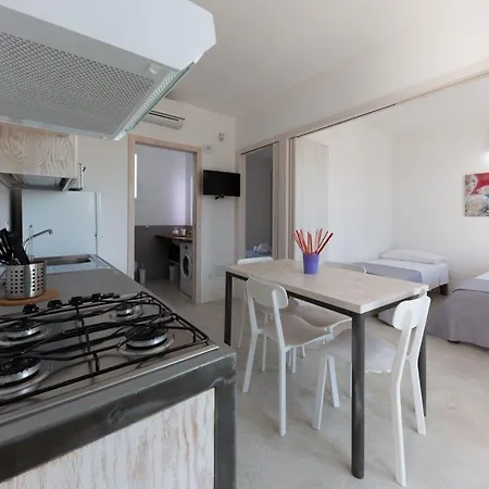 Anchor House 4 *